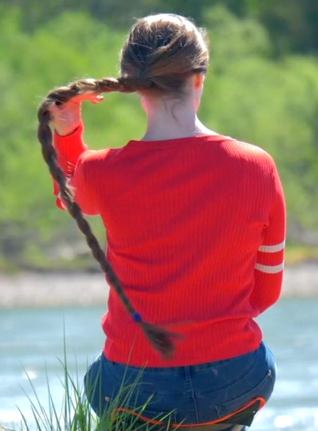 VIDEO - Rapunzel sitting by the water