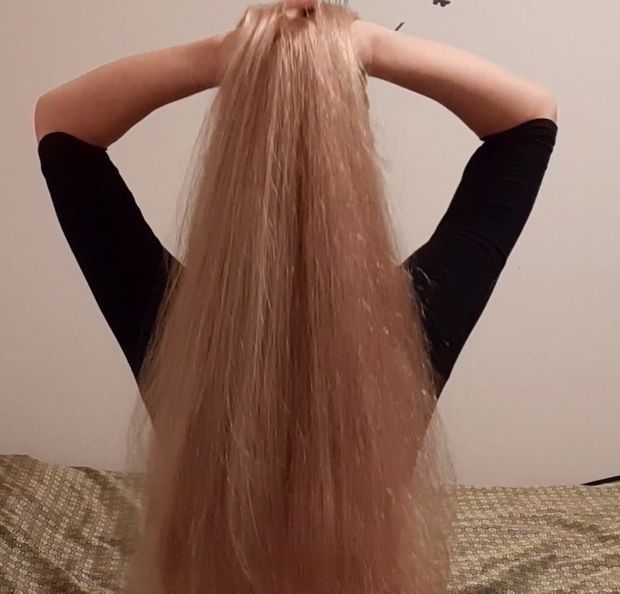 VIDEO - Irina&#x27;s thick, healthy blonde mane