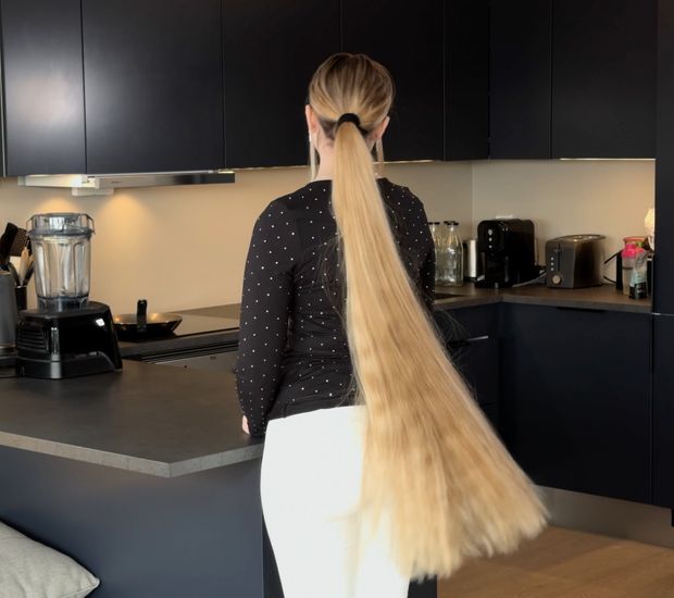 VIDEO - Ponytails and buns display