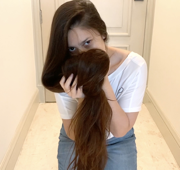 VIDEO - Neha&#x27;s long hair smelling and covering