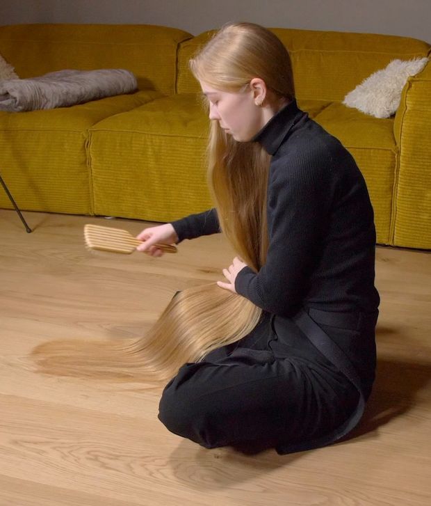 VIDEO - Blonde calf length hair floor show