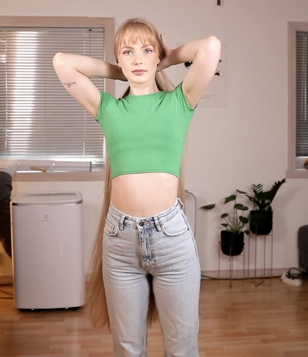 VIDEO - Super beautiful blonde Rapunzel