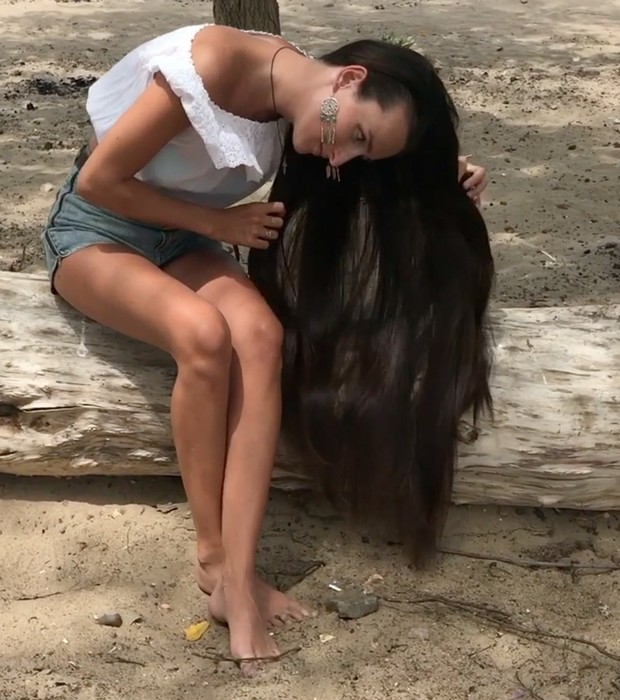 VIDEO - Long hair at the beach