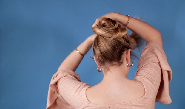 VIDEO - Hair bun perfection on blue