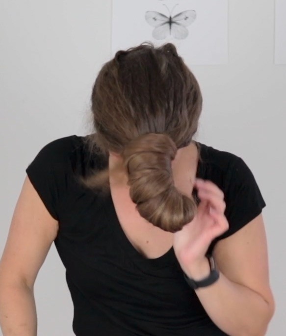 VIDEO - Siri&#x27;s buns on top of her head and in front of her face