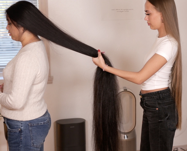 VIDEO - Impressed by her hair length