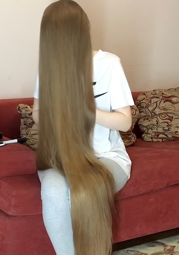 VIDEO - Red sofa, blonde hair