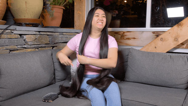 VIDEO - Rapunzel brushing in the sofa
