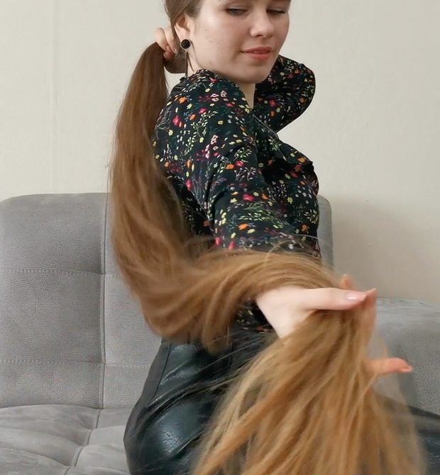 VIDEO - Using floor length hair as a blanket