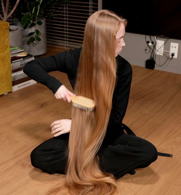 VIDEO - Blonde calf length hair floor show