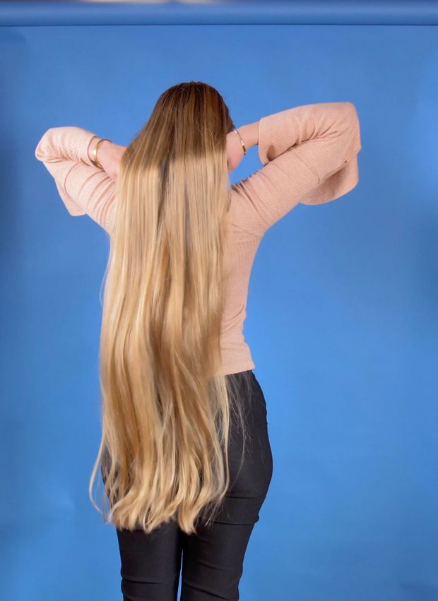 VIDEO - Hair bun perfection on blue