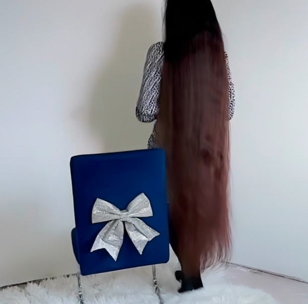 VIDEO - Kornelija and the blue chair