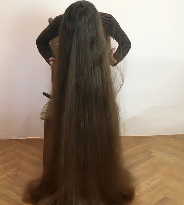 VIDEO - Super silky floor length hair