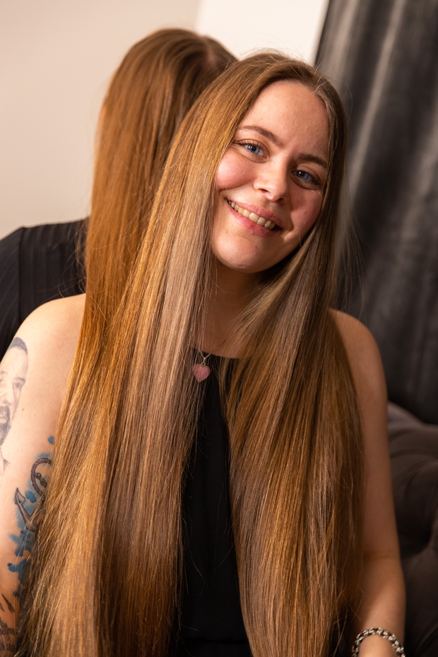 PHOTO SET - Celina&#x27;s hair over Natalie&#x27;s shoulders photoshoot