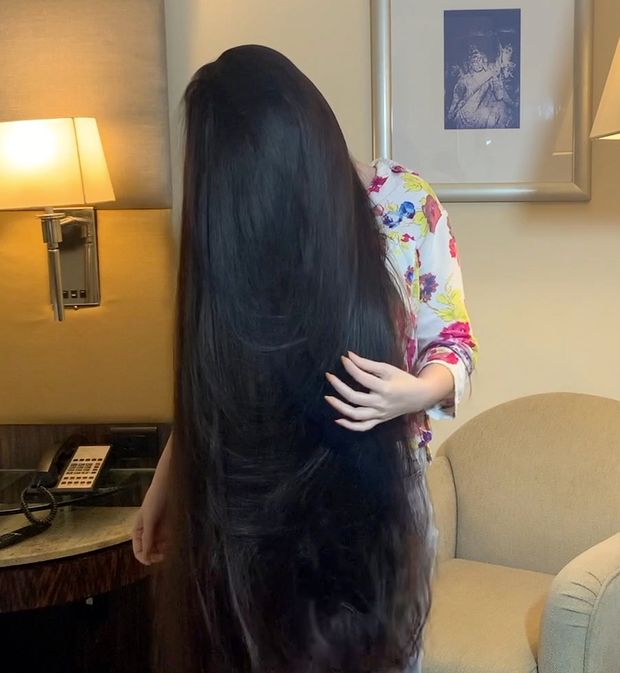 VIDEO - Neha&#x27;s extreme long hair show