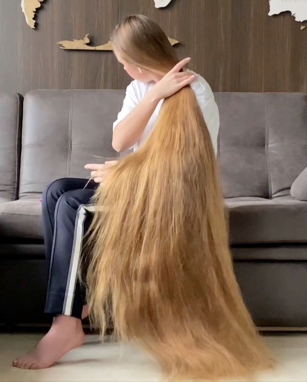 VIDEO - Extreme calf length hair play in sofa