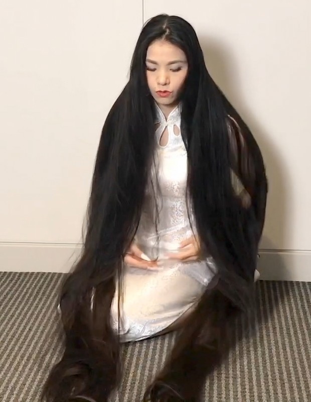 VIDEO - A lot of length, a lot of hair play