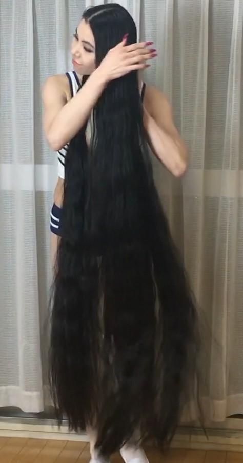 VIDEO - Rin&#x27;s workout and hair display