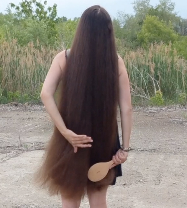 VIDEO - Displaying her massive mane in the wind