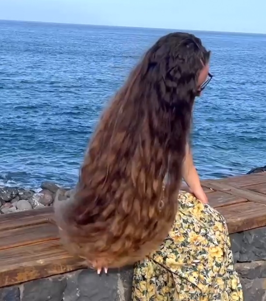 VIDEO - Natalia&#x27;s beautiful hair show by the sea