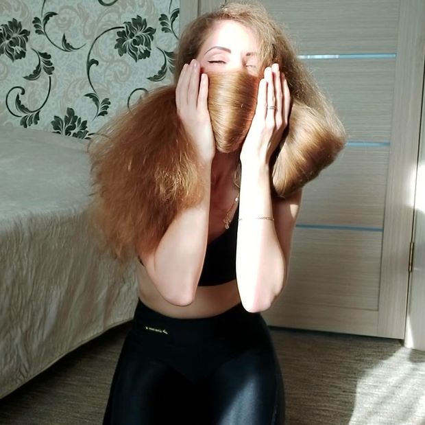 VIDEO - Extreme hair smelling