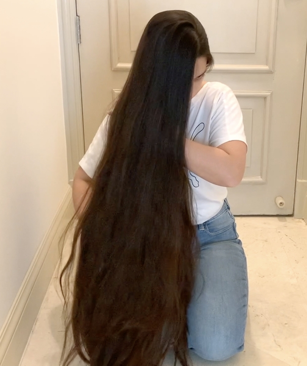 VIDEO - Neha&#x27;s long hair smelling and covering