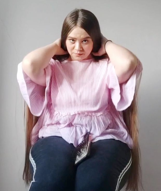 VIDEO - Pink shirt, shiny hair