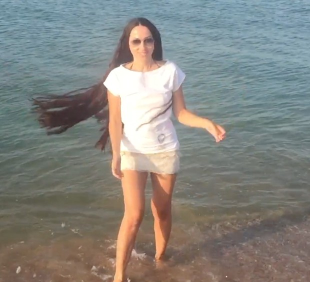 VIDEO - Mila´s hair play at the beach
