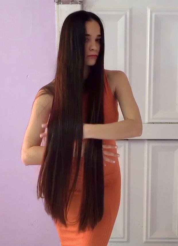 VIDEO - Beautiful Pamela&#x27;s orange dress