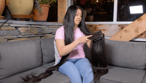 VIDEO - Rapunzel brushing in the sofa