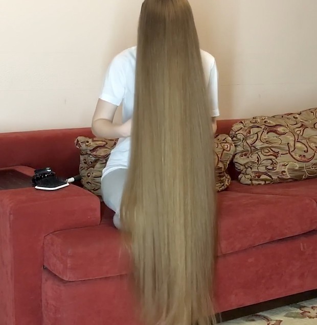 VIDEO - Red sofa, blonde hair