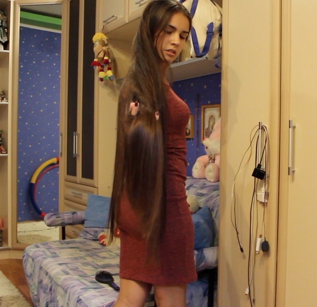 VIDEO - Lovely silk and red dress
