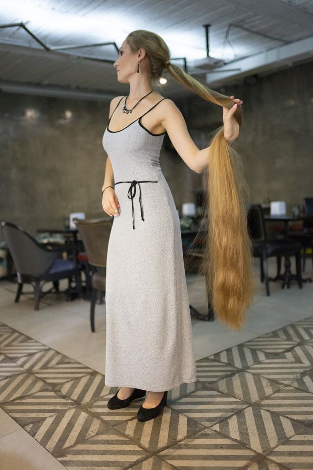 PHOTO SET - A massive blonde mane and a perfect ponytail