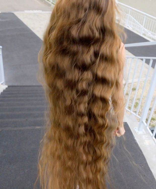 VIDEO - Perfect outdoor hair display