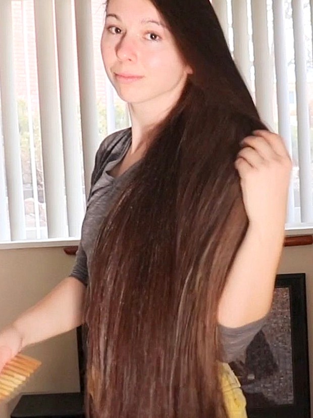 VIDEO - Antonia in her living room