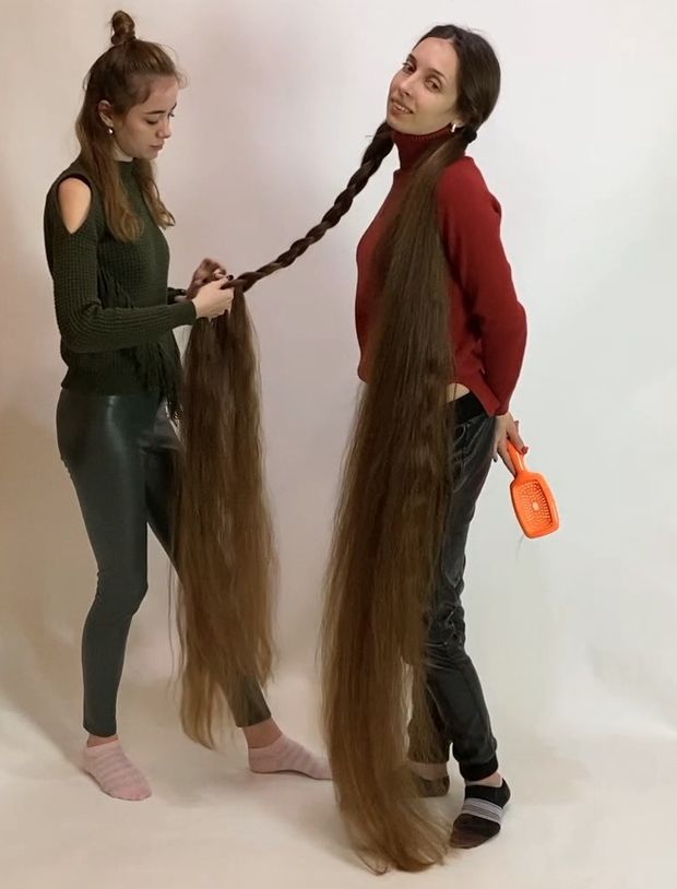 VIDEO - Two very long braids