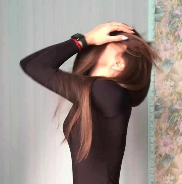 VIDEO - Alina&#x27;s long hair covering and smelling