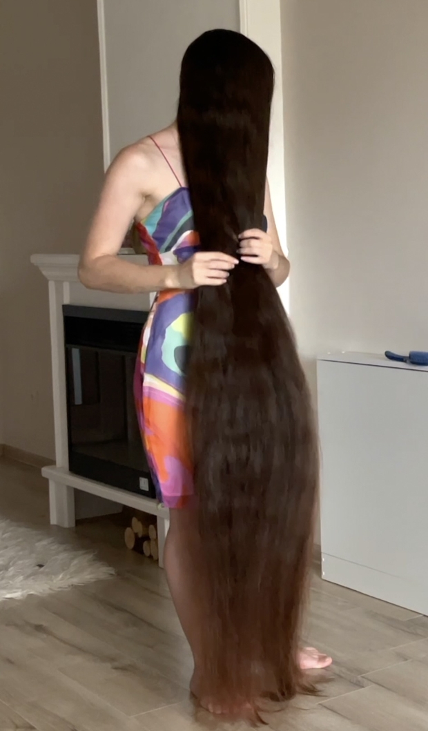 VIDEO - Ivanna loves her hair length