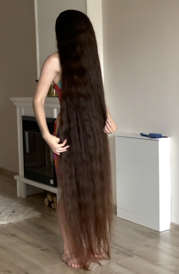 VIDEO - Ivanna loves her hair length