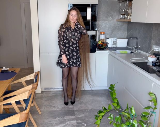 VIDEO - Lady with two meter long hair