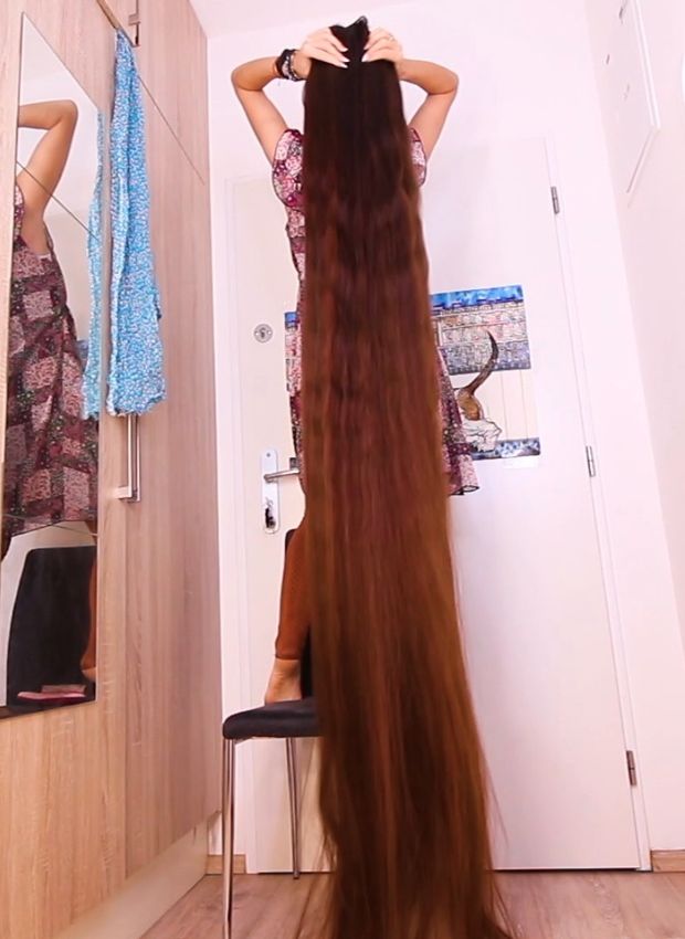 VIDEO - Extreme hair in front of her face