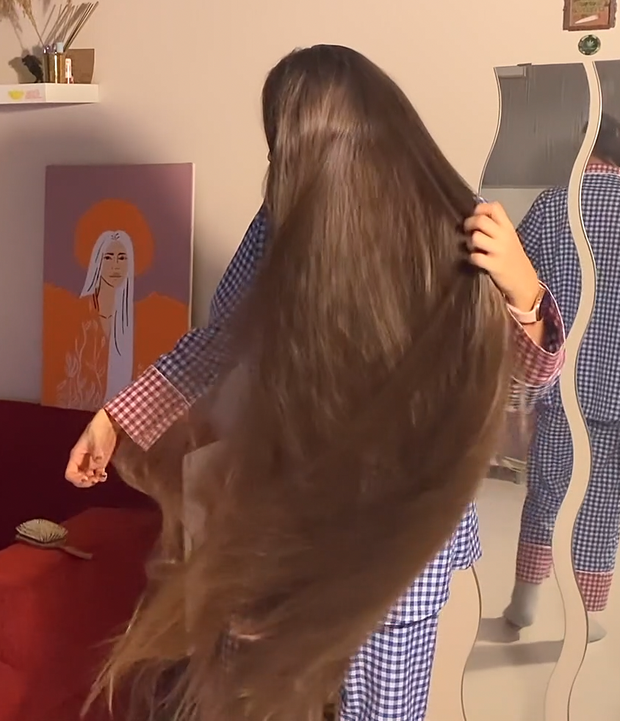 VIDEO - Extreme calf length hair in front of her face (part 1)