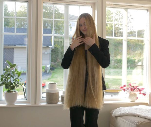 VIDEO - Extremely perfect thigh length hair