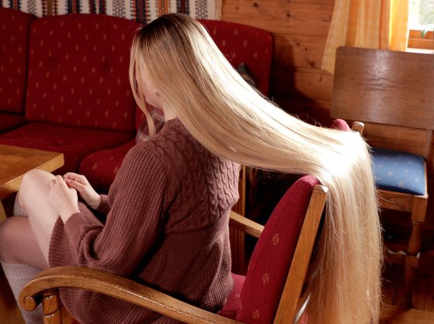 VIDEO - Massive blonde hair sliding and bundrops