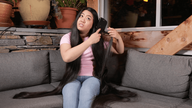 VIDEO - Rapunzel brushing in the sofa