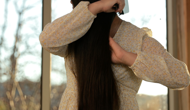 VIDEO - Isabell brushing her very long hair