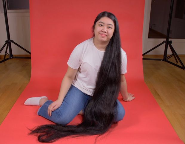 VIDEO - Really long black hair on red