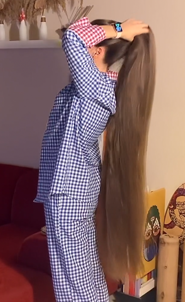VIDEO - Extreme calf length hair in front of her face (part 1)