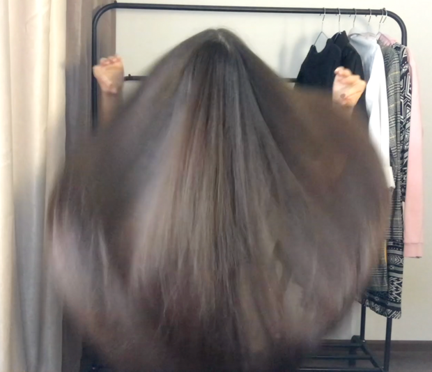 VIDEO - A silky, long, dark mane