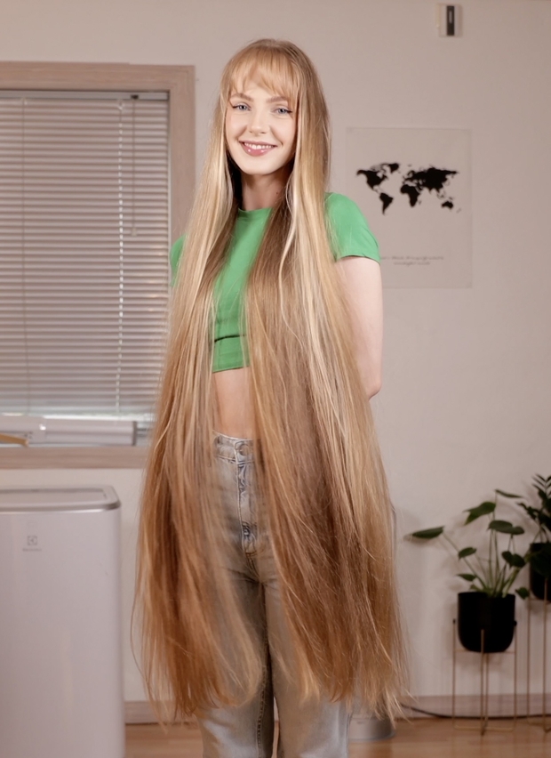 VIDEO - Super beautiful blonde Rapunzel